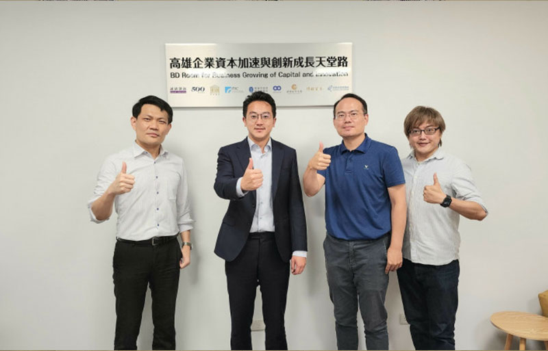 圖為埃爾思科技 張維哲總經理(右二)與林君岳技術長(右一)、高市府經發局長廖泰翔(左二)以及誠研創新鍾金峯總經理(左一)