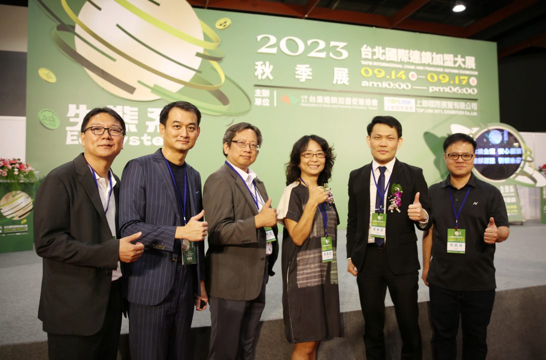 圖三 高雄市經發局主秘陳怡良(右三)與晨間廚房創辦人同時也是ACFPT副理事長邱明正(左二)都表示,高雄會是電商與連鎖品牌創新融合的大市場,來高雄創業正是時候。 曹佳榮/攝影